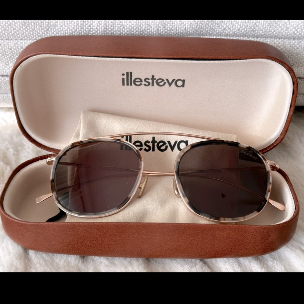 ILLESTEVA
Mykonos Ace Sunglasses. Pecan/gold W/ Grey Flat Lenses